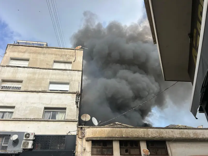 ألسنة اللهب تندلع بالصيدلية المركزية بدرب عمر واستنفار أمني واسع بالدار البيضاء
