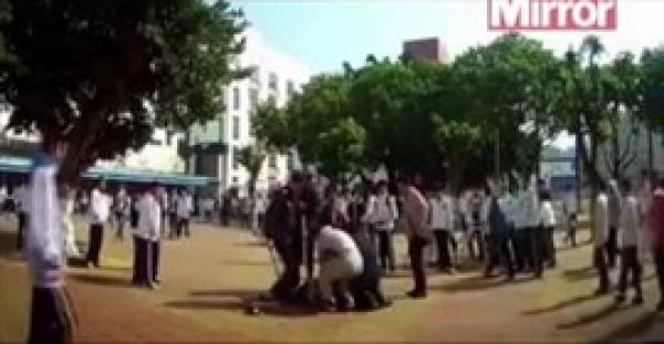 بالفيديو.. مدرس ينقذ طلابا من هجوم مختل عقليا بـ «ساطور»
