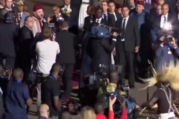 شاهد رقصات إفريقية تثير فضول " الملك محمد السادس " بمطار كيغالي