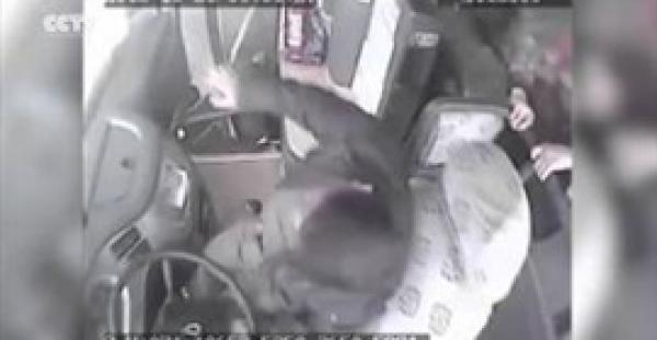 بالفيديو.. لقطات مروعة لحافلة تسقط في وادٍ عميق