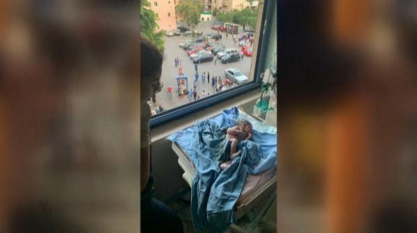 شاهد: سيدة تضع رضيعها أثناء الإنفجار الذي هزَ مرفأ بيروت…