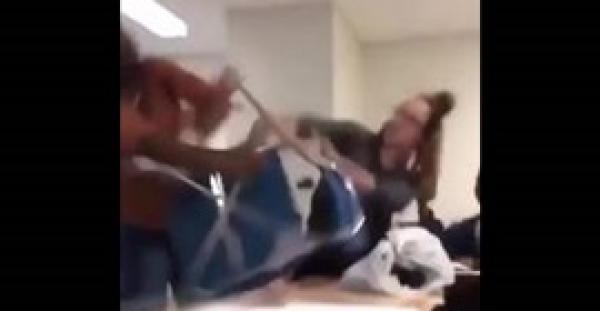 فيديو صادم لمشاجرة عنيفة بين فتاتين داخل الفصل