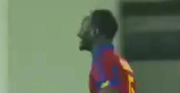 بطاقة صفراء للاعب بعد أن إلتهم موزة في الملعب 