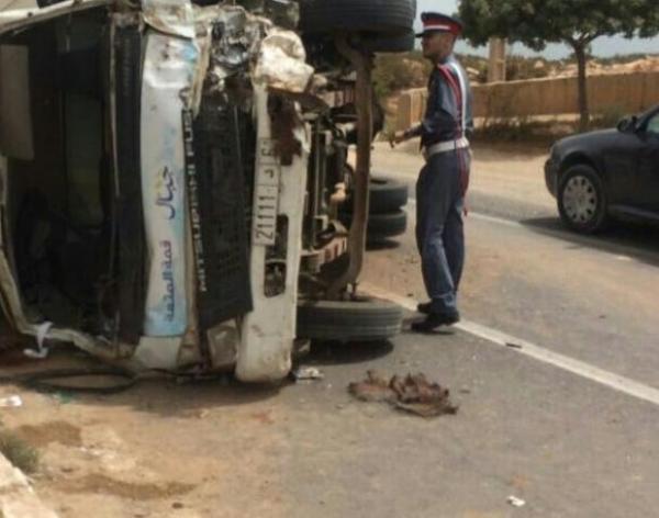مصرع شخص و اصابة آخر بجروح خطيرة في انقلاب شاحنة للحليب قرب القصر الملكي بأكادير (صور)