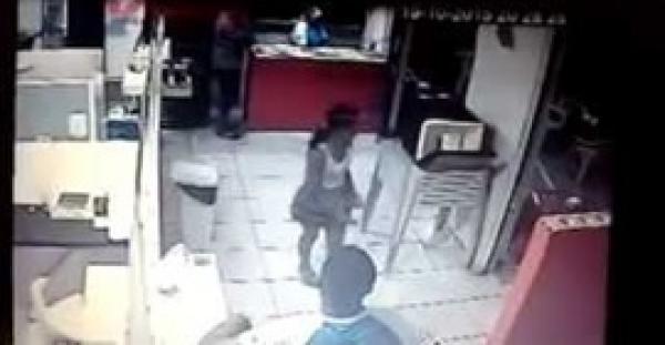 بالفيديو.. رجل يسرق محلا بمساعدة زوجته