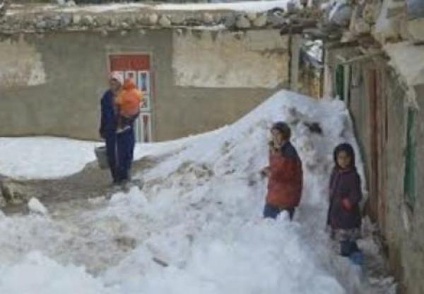 فيديو مؤثر يكشف معاناة ساكنة المغرب العميق بجبال الأطلس مع البرد القارس والثلوج والعزلة وغياب المساعدات