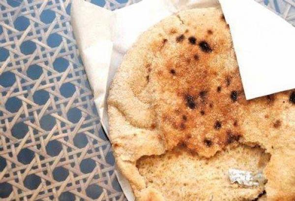 ردو البال..شاب يعثر على شفرة حلاقة داخل خبز (صورة)