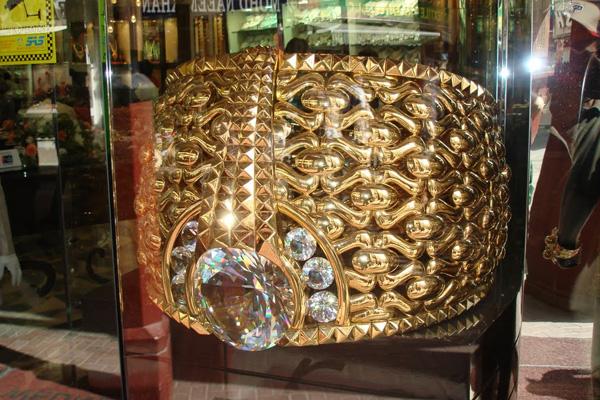 الإمارات تنافس أكبر براد مغربي بأكبر خاتم ذهبي في العالم