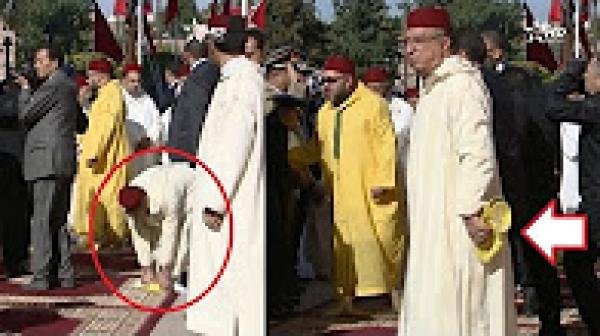 لقطة رائعة "جواد بلحاج" مسؤول البرتوكول الملكي ينزع حذاءه في السجادة الحمراء المؤدية لمسجد الكتبية