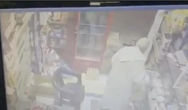 شفار بوادلو يضرب مول الحانوت العجوز بعصا البيسبول و يسرق صندوق نقوده