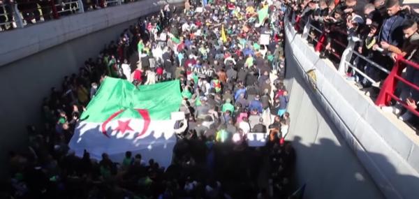 الجزائر: الآلاف من المتظاهرين يحيون الذكرى الثانية للحراك "من أجل استقلال" البلاد