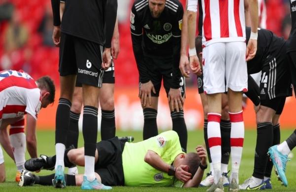 وفاة حكم خلال مباراة بعد أن ارتطمت الكرة برأسه