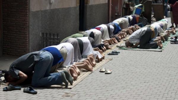 موقف محرج لكاتب كندي "متطرف" أراد الاستهزاء بالمسلمين