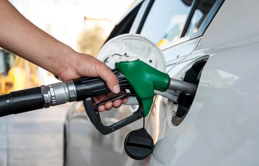 "فاتورة حارقة" تتجاوز الخيال.. ما هي الدول التي تتربع على عرش "أغلى" أسعار الوقود في العالم؟