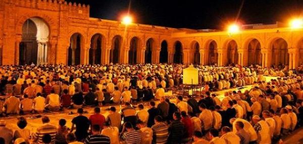 مواطنون يحتجون على "زيادة التراويح" بعد زيادة الأسعار بهذه الدولة الإسلامية