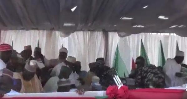 سقوط المنصة بالرئيس التشادي أثناء إلقائه خطابا