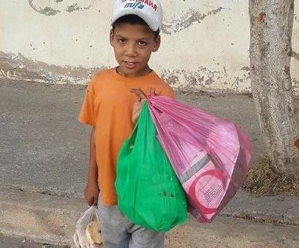 حديث الصورة : فيسبوكيون يتضامنون مع الطفل " زكرياء " و هذه قصته المؤلمة