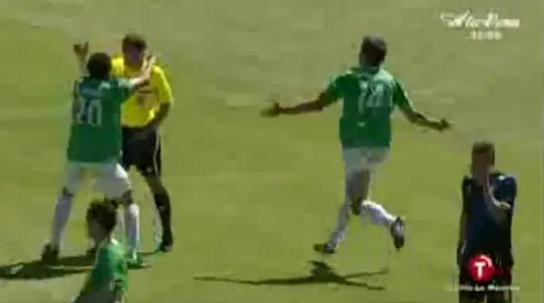 فيديو: لاعب يحتفل مع الحكم بهدف الفوز الحاسم لفريقه!