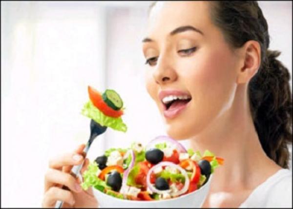 الإسراع فى تناول الطعام يصيب بالسمنة