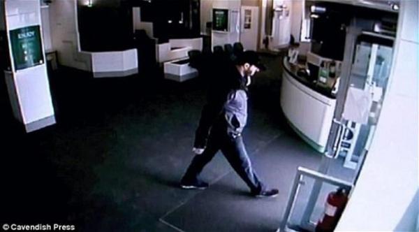 لص يسرق مصرفين متظاهراً بوجود قنبلة في حقيبته الفارغة