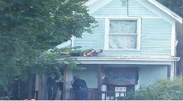  بحثت عنه الشرطة في كل مكان وهو على السطح (ميرور) 