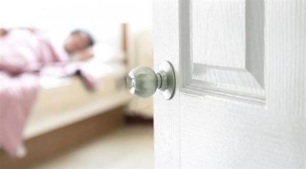 فتح النوافذ والأبواب يمكن أن يحسن نوعية النوم