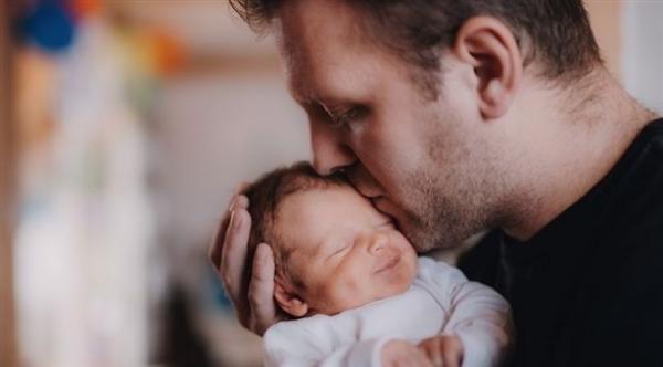 "قُبلة"  تُحول حياة طفل رأساً على عقب