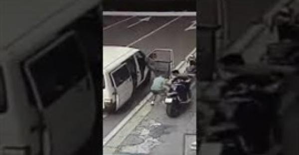 لحظة سرقة دراجة نارية بطريقة ماكرة (فيديو)