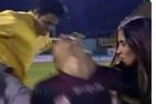 مشجع يعتدي على لاعب بوحشية أثناء لقاء تلفزيوني