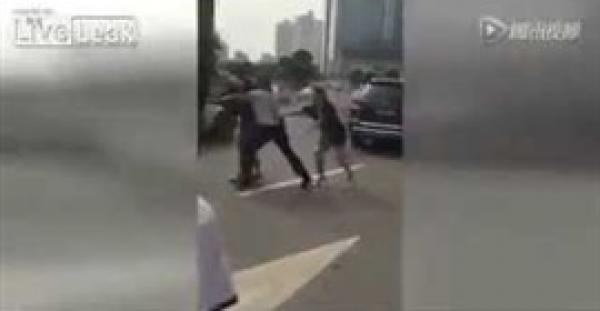 بالفيديو.. شاهد ماذا فعلت فتاة وصديقها مع سائق تاكسي تحرش بها