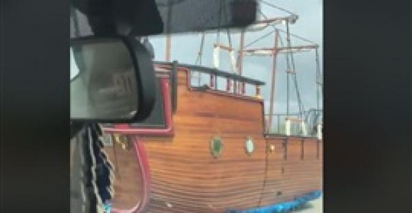 رجل يقود سفينة وسط السيارات (فيديو)