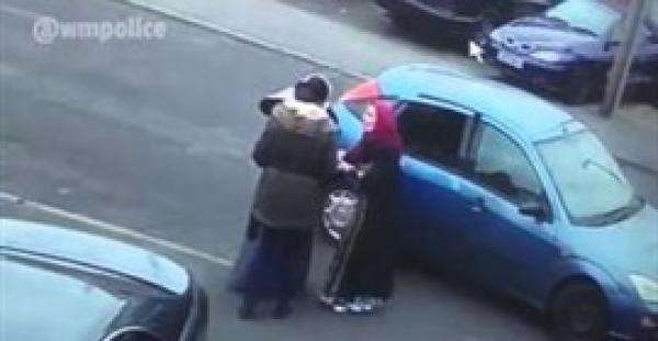 بالفيديو.. لقطات غريبة لسيدتين يقبلان ويحتضنان امرأة بعد سرقتها