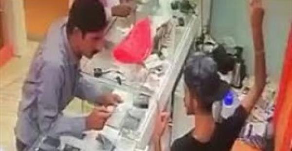 لص يسرق صاحب متجر بحيلة ماكرة (فيديو)