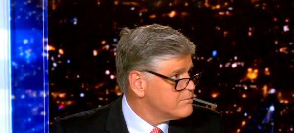 مذيع قناة "فوكس نيوز" يُدخن سيجارة إلكترونية دون أن ينتبه أنه على المباشر (فيديو)