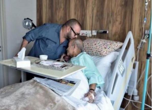 في مشهد مؤثر .. الملك محمد السادس يقبل رأس عبد الرحمان اليوسفي بالمستشفى