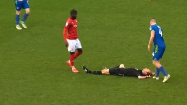 تسديدة قوية ترسل الحكم إلى المستشفى في الدوري الإنجليزي (فيديو)