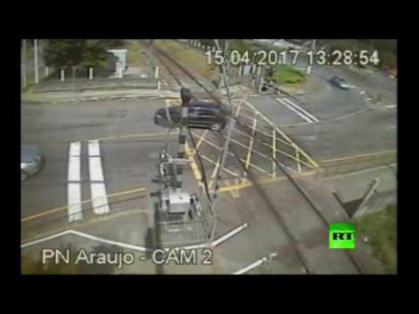 لحظة اصطدام سيارة بقطار في مدينة جويز دي فورا البرازيلية