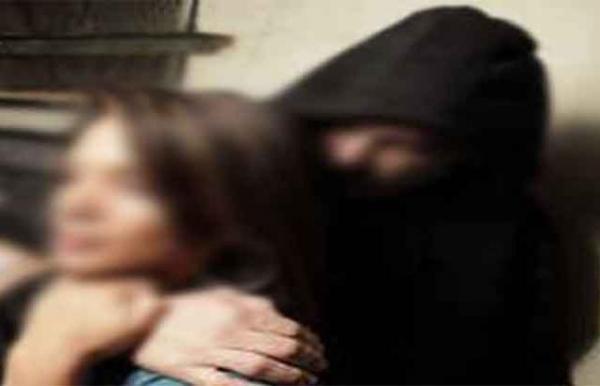 اعتقال شابين بعد تورطهما في اختطاف سيدة واغتصابها