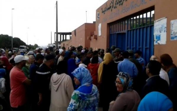 بالصور و الفيديو: قربلة بمؤسسة تعليمية بالبيضاء بعد توقف إجراء امتحانات الباكالوريا إثر تسريب امتحان الرياضيات ليلة أمس