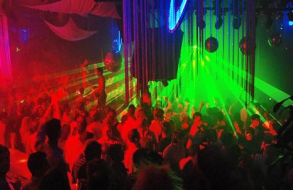 مسيرة احتجاجية ضد برلماني عبد الطريق نحو ملهى في ملكية أخيه بمراكش