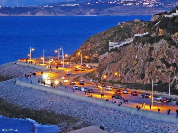 انطلاق عملية هدم المنازل الآيلة للسقوط المطلة على كورنيش مرقالة بطنجة