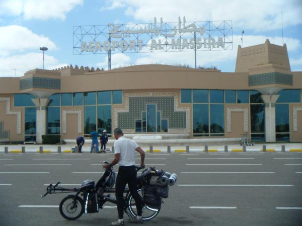 بالصورة .. أجرة التاكسي بمطار المسيرة بأكادير تفوق تذكرة الطائرة