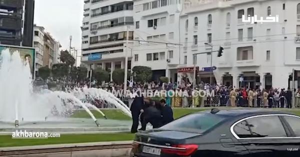 من زاوية أخرى: شاهد ما حصل أثناء مرور الموكب الملكي