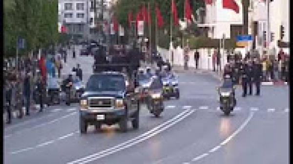 فيديو.. طفل يحاول الوصول إلى سيارة الملك محمد السادس والملك عبد الله الثاني