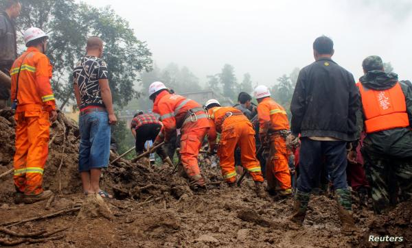 انهيار أرضي في منطقة جبلية بالصين يدفن 47 شخصا