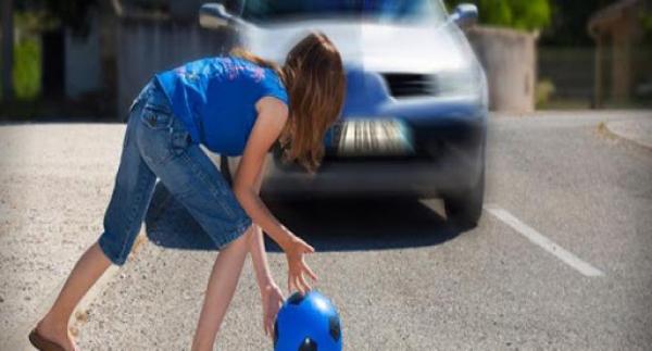 مؤلم... سيارة خفيفة تدهس تلميذة ذات سبع سنوات وترديها قتيلة على الفور وسط صدمة المواطنين