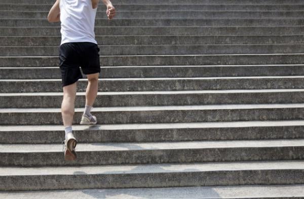 صعود السلالم... خطوة أولى لحياة أكثر صحية!