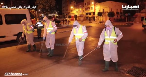 عمال النظافة والإنعاش الوطني يعقمون الشوارع في ليالي رمضان ويوجهون رسالة للمواطنين