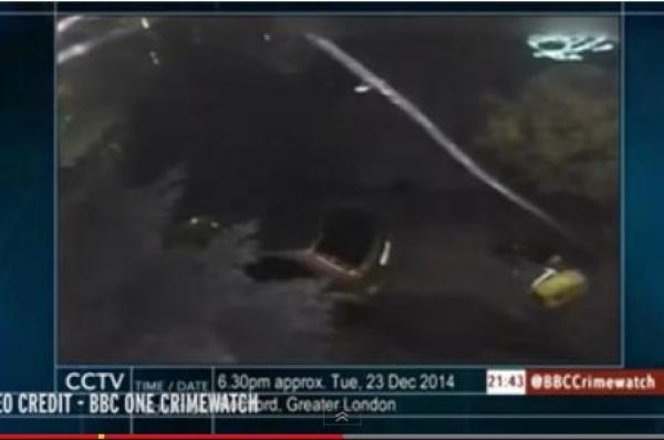 بالفيديو: بريطاني يطعن امرأة في وجهها على عتبة منزلها