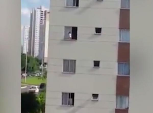 بالفيديو: طفل يمشي على حافة نافذة منزله في الطابق الثالث في مشهد يحبس الأنفاس